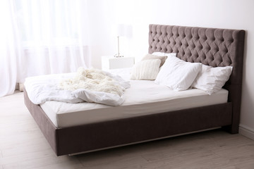 Fototapeta na wymiar Stylish bedroom interior with comfortable bed