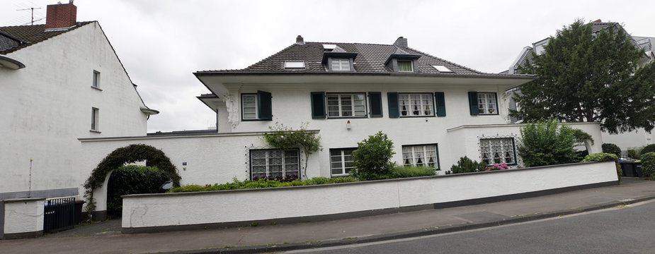 Denkmal-gesch&uuml;tzte Doppelhaus-Villa