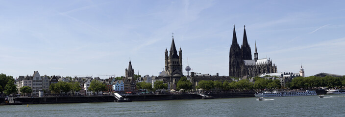Blick von Deutz auf Kölner Dom, Gross St. Martin und Rathaus