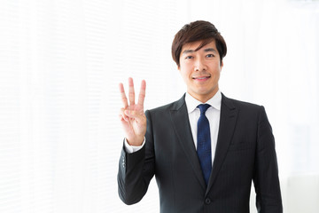 3番　笑顔のミドル男性　ビジネス