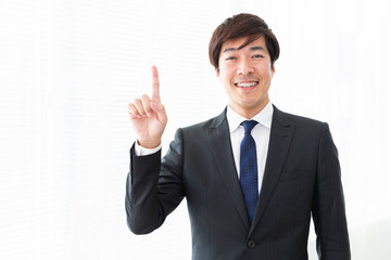 1番　笑顔のミドル男性　ビジネス
