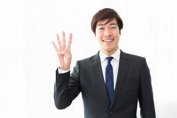 4番　笑顔のミドル男性　ビジネス