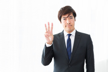 3番　考えるミドル男性　ビジネス