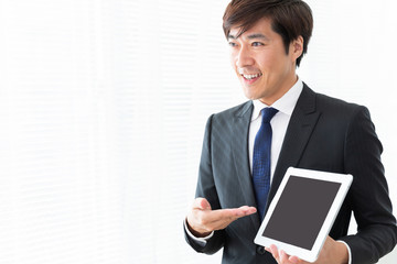 タブレットとミドル男性　接客　ビジネス