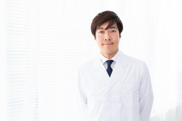 白衣のミドル男性