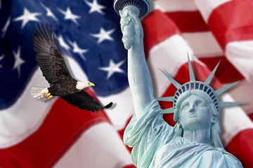 Tuinposter Arend Kale adelaar en Vrijheidsbeeld met Amerikaanse vlag onscherp