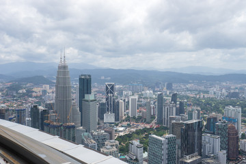 Fototapeta premium KLタワーのスカイデッキから見るクアラルンプールの都市風景