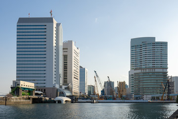 竹芝のビル群と汐留川水門