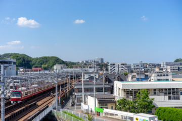 京急と金沢文庫駅周辺の風景
