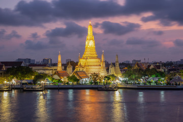 Naklejka premium Świątynia Wat arun wgląd nocy w bangkoku, Tajlandia