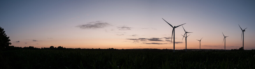 Windräder im Sonneuntergang