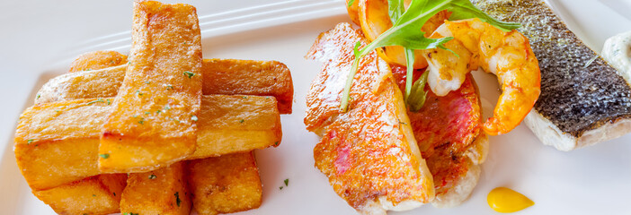  frites, filets de rouget, gambas et dos de dorade 