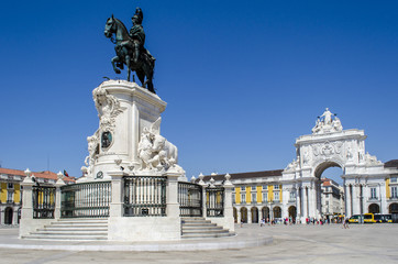 Fototapeta na wymiar Plaza del Comercio con la Estatua ecuestre en primer plano en Lisboa, Portugal