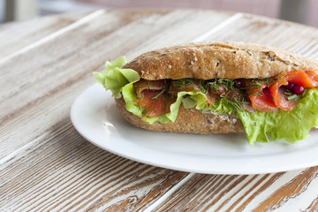 Бутерброд с лососем и салатом