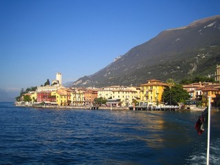 Fototapeta na wymiar Malcesine, vue sur le village et son château sur la rive est du lac de Garde (Italie)