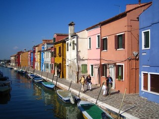 Fototapeta na wymiar Burano, maisons colorées et barques le long d'un canal (Italie)