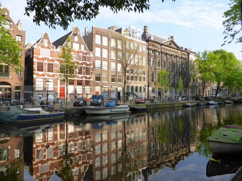 Amsterdam, reflet de façades d'immeubles dans l'eau d'un canal (Pays-Bas)