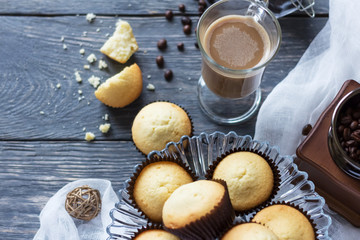 Cupcakes in glass vase, cocoa in glass on table