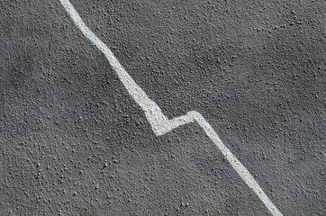 Graue Fassade mit weißem Streifen