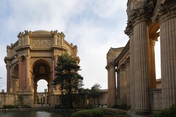 Obraz premium The Palace of Fine Arts was one of ten palaces at the heart of the Panama-Pacific Exhibition. Was designed by Bernard Maybeck, who took his inspiration from Roman and Ancient Greek architecture.