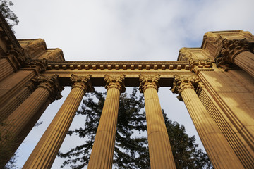 Naklejka premium The Palace of Fine Arts was one of ten palaces at the heart of the Panama-Pacific Exhibition. Was designed by Bernard Maybeck, who took his inspiration from Roman and Ancient Greek architecture.