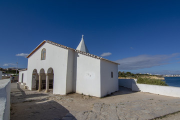 Una vista de la capilla Capela Nossa Senhora da Rocha en la costa Algarve cerca de la ciudad Armacao de Pera en el sur del país, Portugal