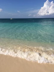 Foto op Plexiglas Seven Mile Beach, Grand Cayman Tropisch strand met wit koraalzand en golf