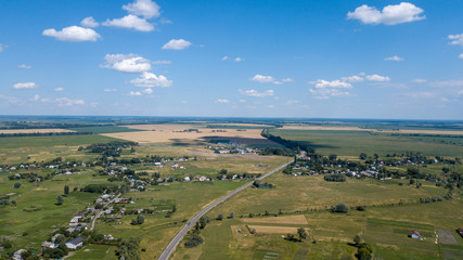 Obraz premium aerial view of a house in a scenic countryside hills on a sunny day