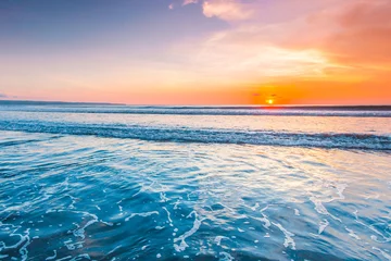 Crédence de cuisine en verre imprimé Mer / coucher de soleil Coucher de soleil radieux sur la plage de la mer