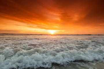 Papier Peint photo Mer / coucher de soleil Coucher de soleil radieux sur la plage de la mer