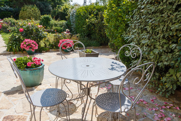 Terrasse fleurie avec salon de jardin