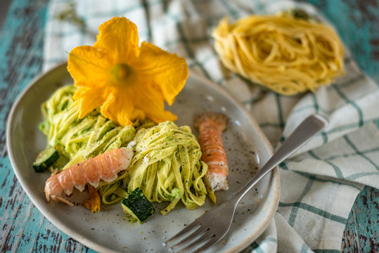 Tagliatelle pesto di zucchine e scampi