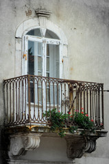 Romantischer Balkon eines alten Bauwerkes