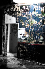 Ghetto Ruine mit Durchgang und Lichteinfall teils Farbe teils schwarzweiß