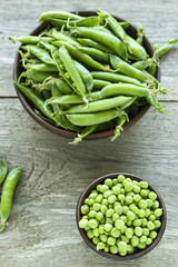 raw peas in pods