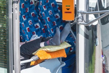 Busfahrer macht eine Pause und legt die Füße hoch