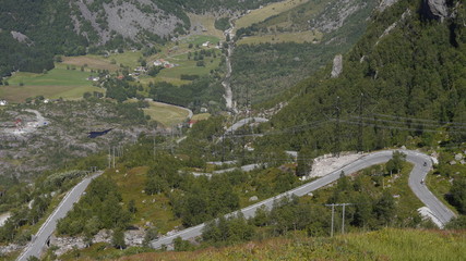 Oberhalb von Lysebotn (Norwegen) in den Bergen, Aussicht auf den Ort und die steile Straße