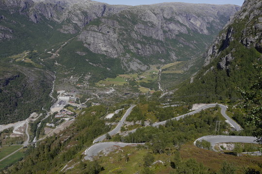 Oberhalb von Lysebotn (Norwegen) in den Bergen, Aussicht auf den Ort und die steile Stra&szlig;e