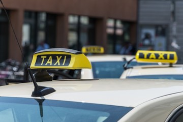 Taxi Schild auf einem Taxi, Deutschland