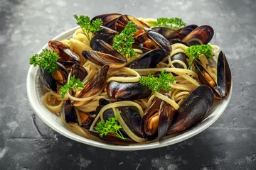 Photo sur Plexiglas Plats de repas White wine and garlic steamed mussels with pasta served with parsley