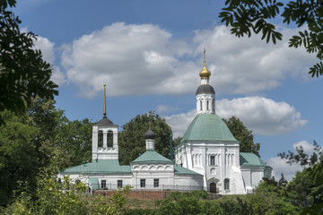 Fototapeta na wymiar Никольская и Спасская церкви во Владимире.