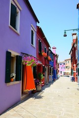 Naklejka premium Ulica z kolorowymi budynkami i domami w Burano wyspie, Wenecja, Włochy - Sławna architektura i punkty zwrotni