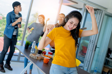 Obraz premium happiness company staff festive party with group of asian co worker friend enjoy and happiness cheerful moment after work in office