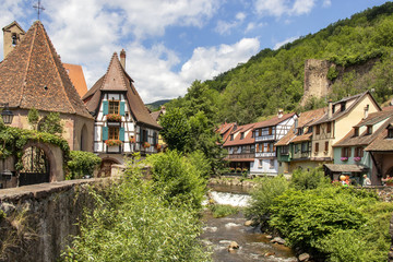 Fototapeta na wymiar Kaysersberg. Maisons au bord de la Weiss, Haut Rhin, Alsace. Grand Est