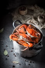 Abwaschbare Fototapete Meeresfrüchte Hausgemachte Krabbe mit Piment und Lorbeerblatt im Metalltopf