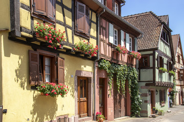 Fototapeta na wymiar Dans les rues de Kaysersberg, Alsace, Haut Rhin. Grand Est