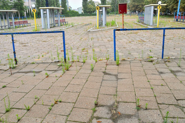 Opuszczony i zaniedbany dworzec autobusowy i puste przystanki.