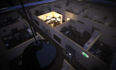 Großraumbüro bei Nacht während ein Angestellter arbeit