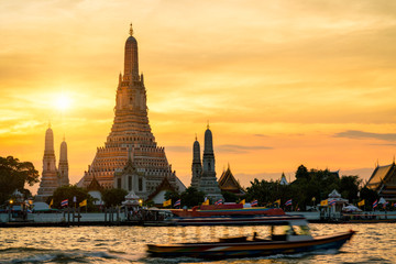 Fototapeta premium Scence sylwetka zachodu słońca świątyni Wat Arun Ratchawararam Ratchawaramahawihan w bangkoku, Tajlandia