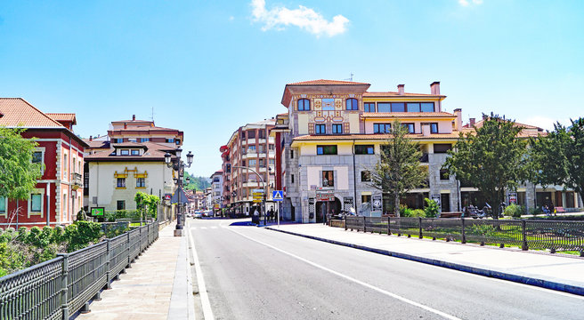 Carretera sobre puente de Cangas de Onis, Principado de Asturias, Asturias, Espa&ntilde;a 